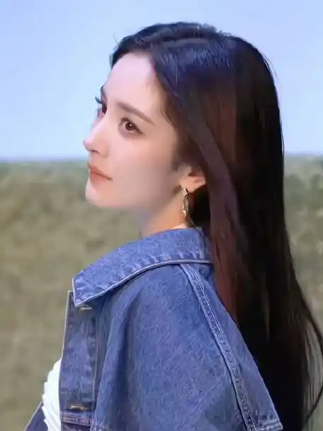 杨幂直发侧拍##李斯丹妮没认出杨幂