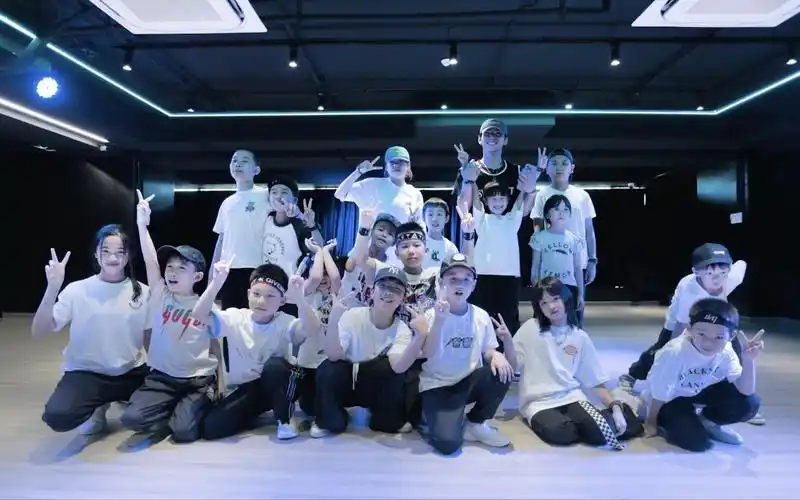 认真可爱的小朋友 跳最拽酷的街舞!少儿集训课堂billie eilish.