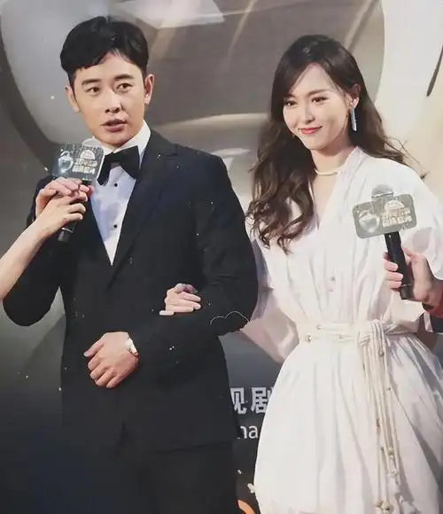 唐嫣和老公牵手亮相,罗晋中年发福肿成包子脸,戴假发太显老态