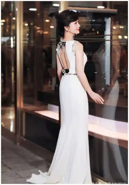 中年女人学赵雅芝这样穿,红色波点衬衫配鱼尾裙,气质非一般优雅_女性