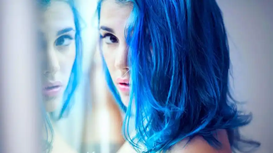 人物美女染过的头发眼睛蓝头发看着你艺术设计反射颜色蓝色womendyed