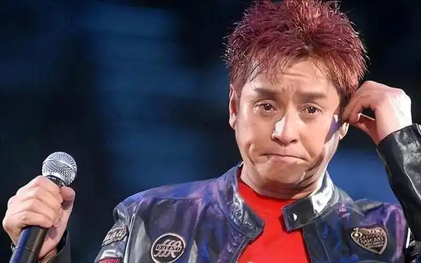 已经74岁的"渣男始祖"谭咏麟,总算为自己的"风流"付出代价