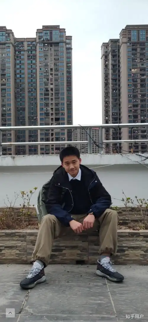 有没有那种单眼皮小眼睛塌鼻梁厚嘴唇但好看的男生