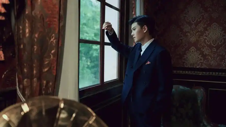 背倚墙窗,一脸正气.红墙绿窗,任嘉伦一身西装笔挺,别有况味!