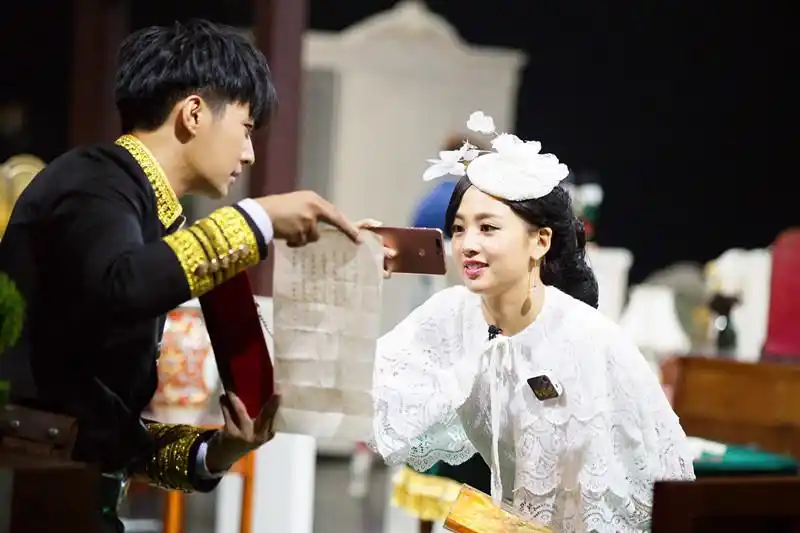 组图:鬼鬼炎亚纶合体《大侦探》 甜蜜秀一脸_高清图集_新浪网