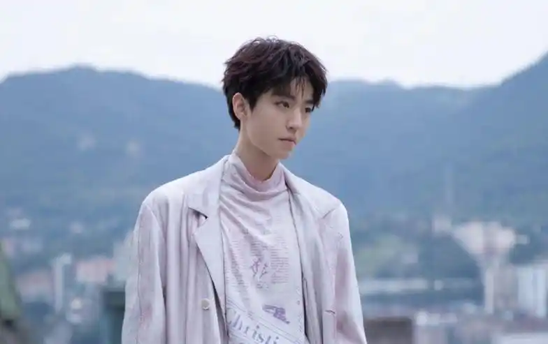 王俊凯红棕色发型魅力写真