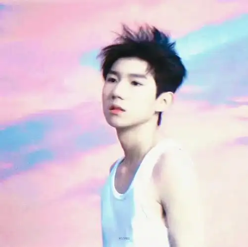 王源立夏营业照##王源加入内娱薯片了