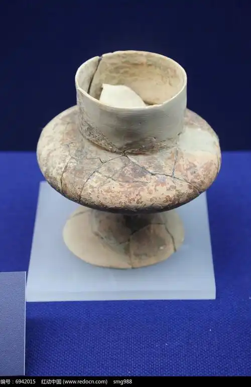 天门石家河出土彩陶壶形器