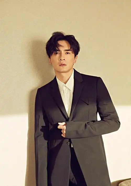 郑元畅拍摄时尚写真身穿西装皮衣都超级有型面庞帅气犹如少年