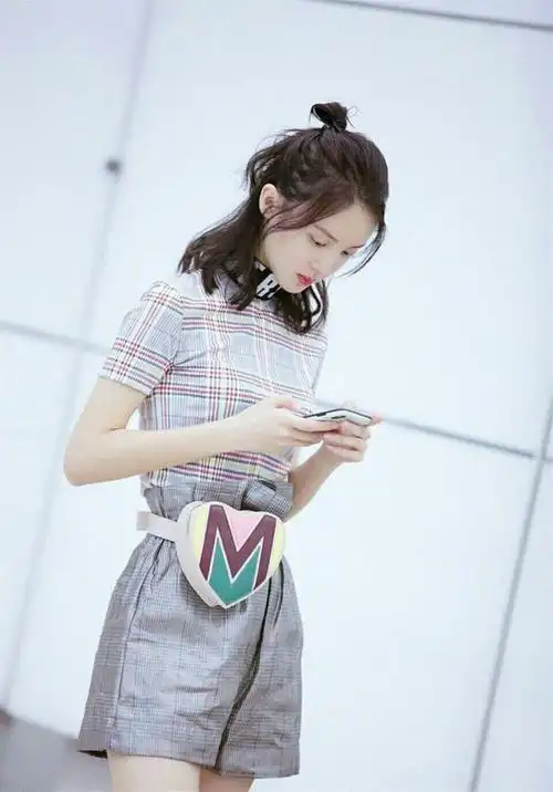 锁骨发早就过时了!试试当下最火的"半丸子头",8成女生都适合