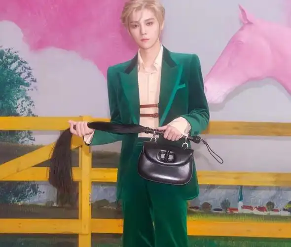 31岁鹿晗扮嫩无压力!穿粉西装染金发登周年刊享顶流待遇,超帅气