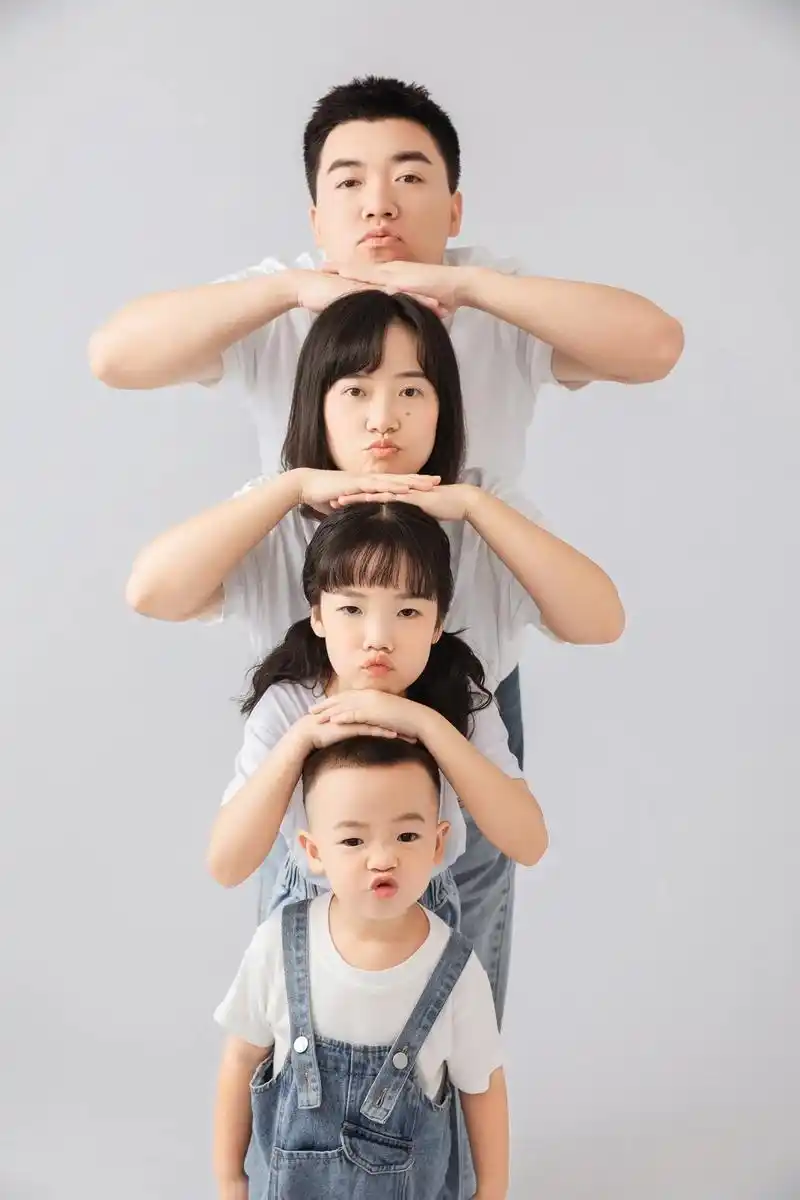 衣服简单,但照片不简单.幸福的一家四口.#儿童摄影 #亲子照 - 抖音