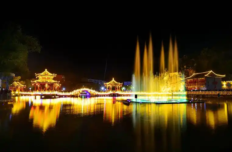 家乡美南岔月牙湖夜色阑珊