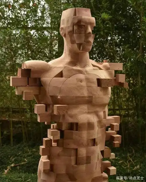 这个雕塑的形象是一个头发被风向后吹散的男子噘起嘴唇,好像在吹着