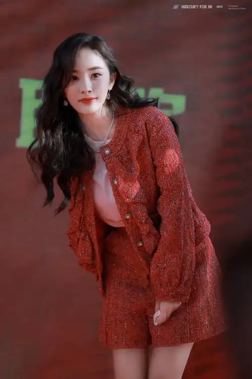 杨幂现身龙年春晚彩排#杨幂 7015 2019北京卫视春晚发布会现场