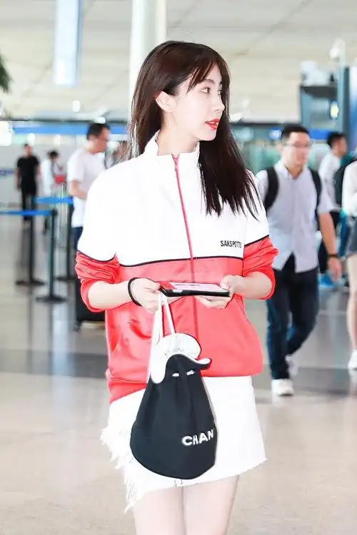 李菲儿穿"一抹红"变清爽运动girl 红唇娇艳美腿青春洋溢