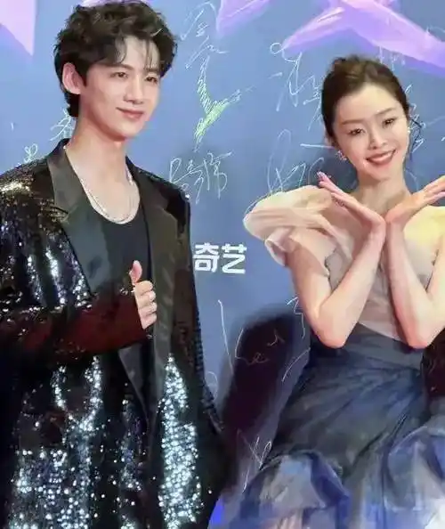 白敬亭宋轶红毯秀恩爱:甜蜜微表情透露恩爱氛围 低调情侣引人瞩目