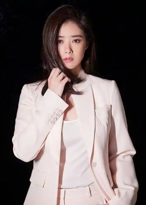 原创西装怎么穿蒋欣霸气西装秀搭配新发型尽显迷人好身材