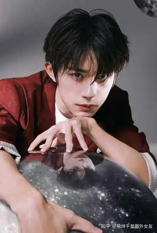 大家有没有易烊千玺好看的壁纸图哇,在线蹲?