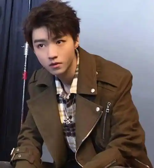 原创王俊凯为了穿出摇滚风故意用记号笔在裤子上画几笔结果是真的潮