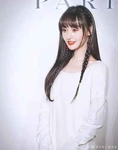 郑爽:人间美少女!双麻花辫配粉色上衣清新甜美,今日份18岁!