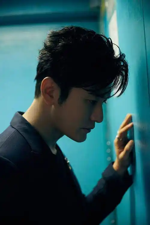 黄晓明亮相2021金鸡奖闭幕式并担任主持西装造型绅士儒雅