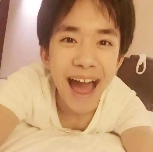 有一种嘟嘴卖萌叫做易烊千玺满脸孩子气太可爱好像抱回家