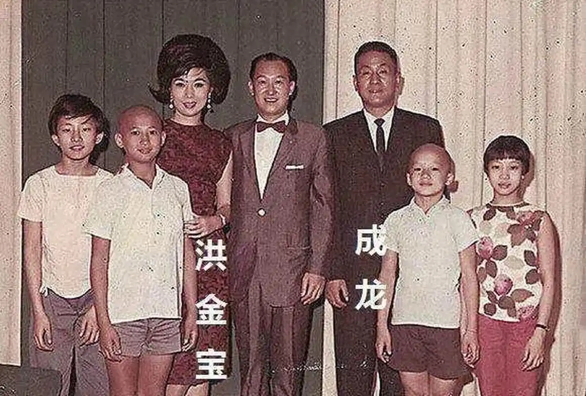 成龙这小时候还没洪金宝长得好看,后面是不是整容了.