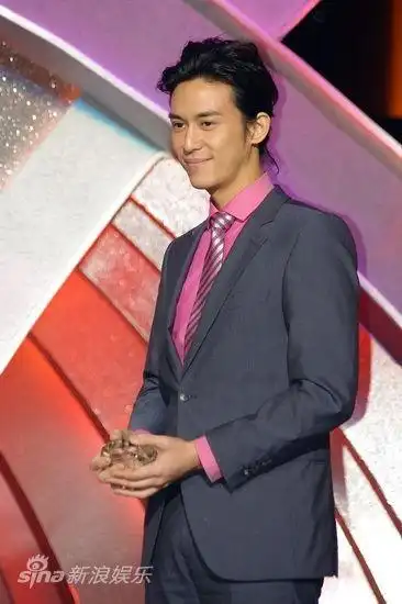 图文:陈楚河亮相亚洲盛典-陈楚河上台领奖