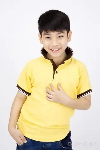 亚洲快乐的小男孩微笑的脸,看着相机的肖像