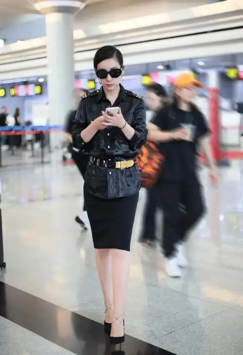 秦海璐黑皮衣搭金腰带机场造型个性酷炫变身帅气女机长