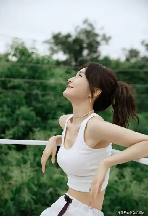 风韵犹存,让人无法抗拒!秦岚写真赏_身材_气质_保养