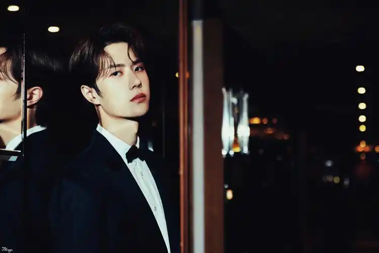 190906 智族gq年度人物盛典 官图截修 @uniq-王一博 cr:logo