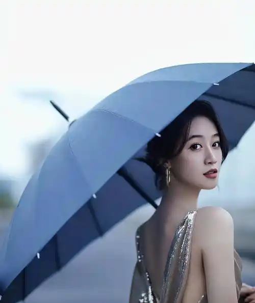 蓝盈莹一身金背裙美得让人心跳加速!_时尚_来自_图片