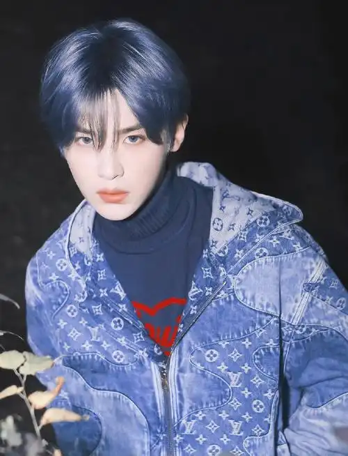 黄明昊秘境花园大片##黄明昊烟雾蓝发