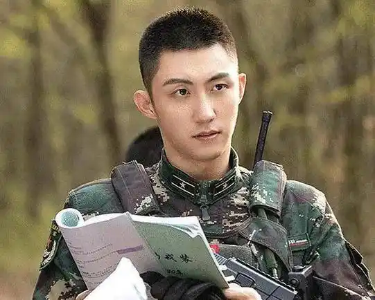 李沁新剧开播,黄景瑜满身肌肉吐槽无美感,超美穿搭救不了剧情_身材