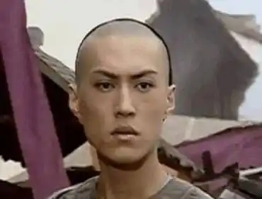 出道多年相貌平平演反派,今逆袭成功圈粉无数,他的名字叫靳东!