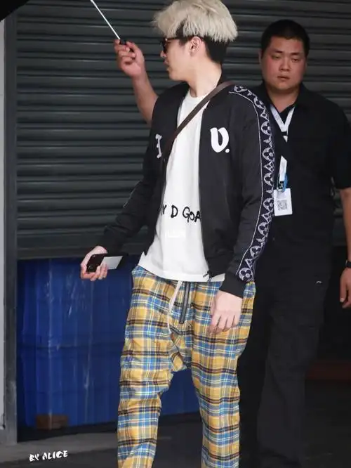 吴亦凡5月22日下班,全身lv_路易威登怎么样_吴亦凡_娱乐_明星娱乐资讯