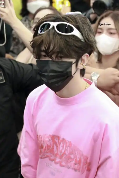 蔡徐坤戴耳环了##蔡徐坤卷毛粉色套装