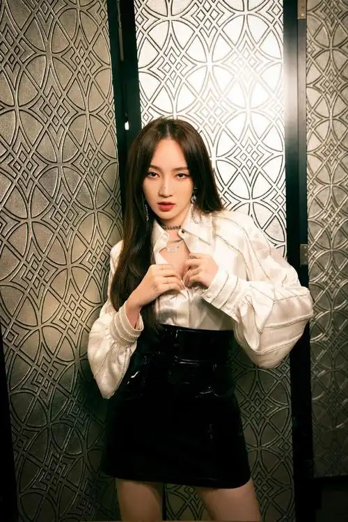 分享至好友和朋友圈 孟佳曾经在韩国当过练习生,也与王霏霏等人以miss