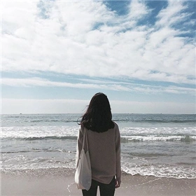 有没有女的背影头像,不要太潮流的女生背影,安静的,长头发的直的,最好