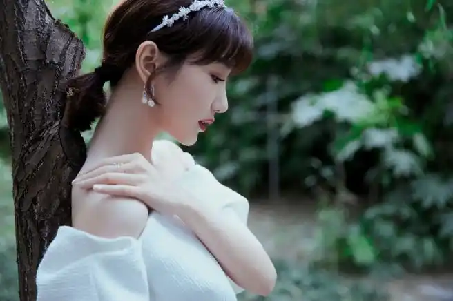 117毛晓彤苏秘37中国区品牌大使毛晓彤身着白色露肩小礼裙清新优雅