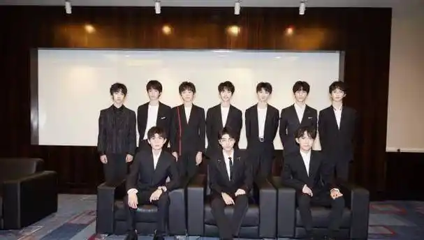 tfboys变老前辈与台风少年团合影,被要求摆拍易烊千玺忍不住露笑