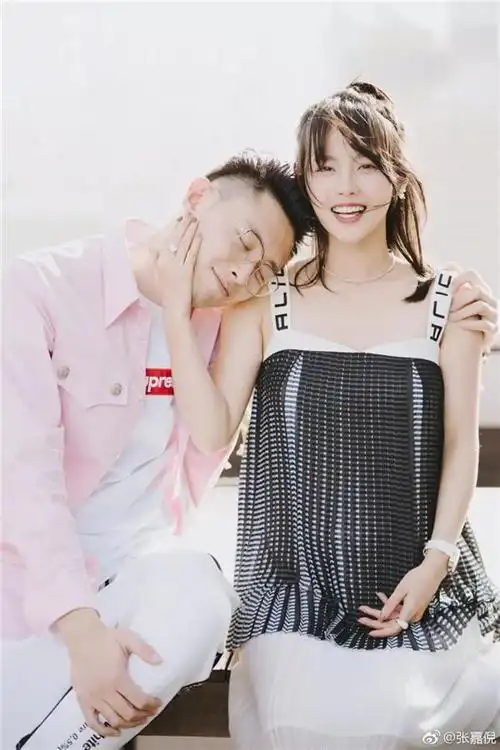 吴莫愁吴莫愁在拍摄大片时也穿着李坤的设计,结合上她的时尚态度,将