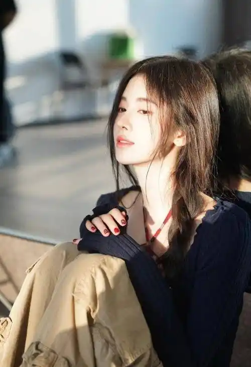 鞠婧祎分享生活美照,身姿曼妙魅力满分,五官精致甜如初恋_时尚_照片