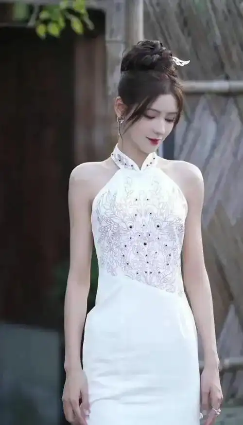 美神下凡!张予曦白色旗袍造型惊艳亮相,清新高贵身材曼妙