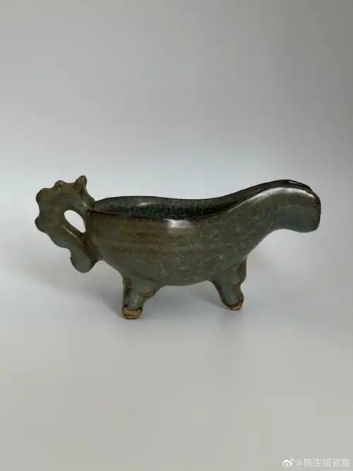 南宋龙泉溪口官窑爵杯～此器器型规整,比例协调,工艺精湛,釉色高雅