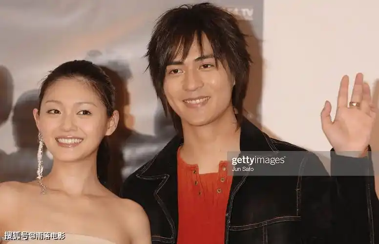 结婚前,大s和周渝民有一段轰轰烈烈的爱情,在人人都羡慕的年龄段里.