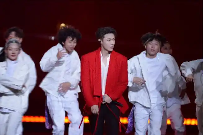 张艺兴央视跨年面纱舞台##张艺兴面纱舞台再现红衣造型