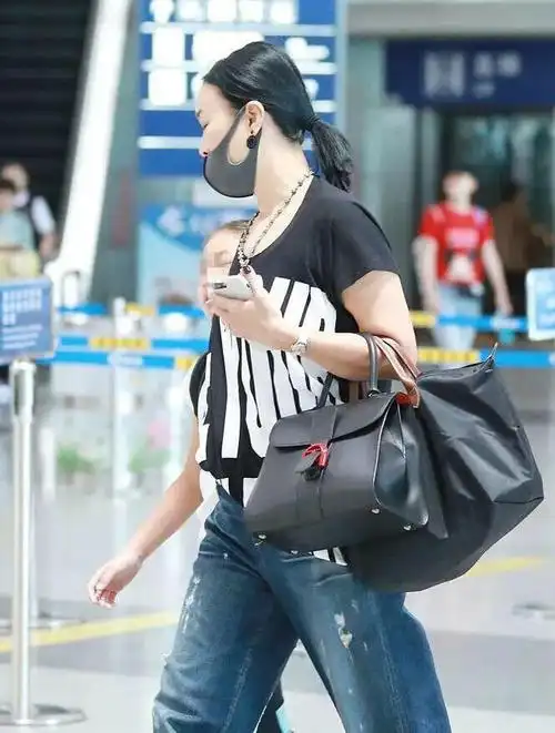 56岁再次成为顶流,她的包果然与众不同!